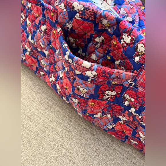 Vera Bradley Peanuts Snoopy’s House Large Travel Duffel Bag NWT - Picture 4 of 8